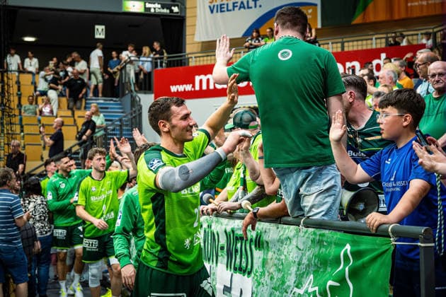 23 05 2026, xovx, Handball Daikin Handball Bundesliga, HSG Wetzlar HC Erlangen The players of HSG Wetzlar celebrate together with their fans the 29 26 home victory over HC Erlangen V l Josip Simic HSG Wetzlar , Stefan Cavor HSG Wetzlar , Niklas Theiß HSG Wetzlar , Phil Spandau HSG Wetzlar , Jona Schoch HSG Wetzlar Wetzlar Buderus Arena Hessen Germany EN