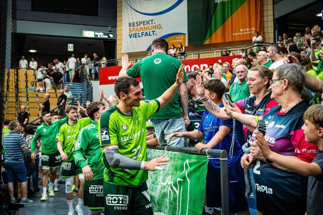 23 05 2026, xovx, Handball Daikin Handball Bundesliga, HSG Wetzlar HC Erlangen The players of HSG Wetzlar celebrate together with their fans the 29 26 home victory over HC Erlangen V l Stefan Cavor HSG Wetzlar , Niklas Theiß HSG Wetzlar , Phil Spandau HSG Wetzlar , Jona Schoch HSG Wetzlar Wetzlar Buderus Arena Hessen Germany EN