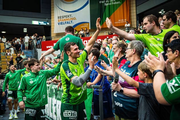 23 05 2026, xovx, Handball Daikin Handball Bundesliga, HSG Wetzlar HC Erlangen The players of HSG Wetzlar celebrate together with their fans the 29 26 home victory over HC Erlangen V l Stefan Cavor HSG Wetzlar , Niklas Theiß HSG Wetzlar , Phil Spandau HSG Wetzlar , Jona Schoch HSG Wetzlar Wetzlar Buderus Arena Hessen Germany EN