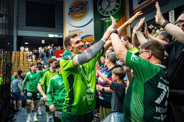 23 05 2026, xovx, Handball Daikin Handball Bundesliga, HSG Wetzlar HC Erlangen The players of HSG Wetzlar celebrate together with their fans the 29 26 home victory over HC Erlangen V l Stefan Cavor HSG Wetzlar , Niklas Theiß HSG Wetzlar , Phil Spandau HSG Wetzlar , Jona Schoch HSG Wetzlar Wetzlar Buderus Arena Hessen Germany EN