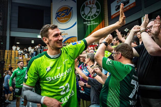 23 05 2026, xovx, Handball Daikin Handball Bundesliga, HSG Wetzlar HC Erlangen The players of HSG Wetzlar celebrate together with their fans the 29 26 home victory over HC Erlangen V l Stefan Cavor HSG Wetzlar , Jona Schoch HSG Wetzlar Wetzlar Buderus Arena Hessen Germany EN