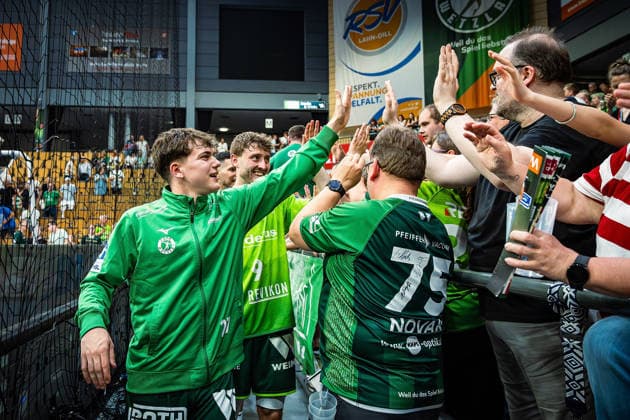 23 05 2026, xovx, Handball Daikin Handball Bundesliga, HSG Wetzlar HC Erlangen The players of HSG Wetzlar celebrate together with their fans the 29 26 home victory over HC Erlangen V l Phil Spandau HSG Wetzlar , Niklas Theiß HSG Wetzlar Wetzlar Buderus Arena Hessen Germany EN