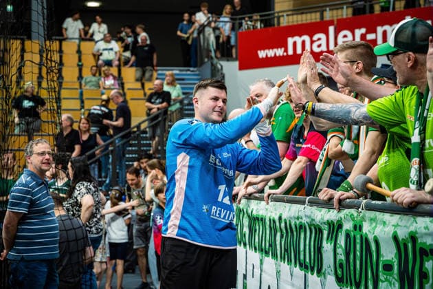 23 05 2026, xovx, Handball Daikin Handball Bundesliga, HSG Wetzlar HC Erlangen The players of HSG Wetzlar celebrate together with their fans the 29 26 home victory over HC Erlangen In front Anadin Suljakovic HSG Wetzlar Wetzlar Buderus Arena Hessen Germany EN