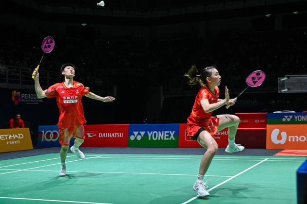 (260524) -- KUALA LUMPUR, May 24, 2026 -- Gao Jiaxuan (L) Wei Yaxin compete during the mixed doubles final match between Gao Jiaxuan Wei Yaxin of China and Pakkapon Teeraratsakul Sapsiree Taerattanachai of Thailand at 2026 Malaysia Masters badminton tournament in Kuala Lumpur, Malaysia, May 24, 2026. (Photo by Xinhua) (SP)MALAYSIA-KUALA LUMPUR-BADMINTON-MALAYSIA MASTERS-MIXED DOUBLES ChongxVoonxChung 
