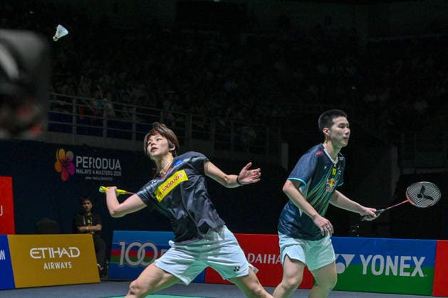 (260524) -- KUALA LUMPUR, May 24, 2026 -- Pakkapon Teeraratsakul (R) Sapsiree Taerattanachai compete during the mixed doubles final match between Gao Jiaxuan Wei Yaxin of China and Pakkapon Teeraratsakul Sapsiree Taerattanachai of Thailand at 2026 Malaysia Masters badminton tournament in Kuala Lumpur, Malaysia, May 24, 2026. (Photo by Xinhua) (SP)MALAYSIA-KUALA LUMPUR-BADMINTON-MALAYSIA MASTERS-MIXED DOUBLES ChongxVoonxChung 