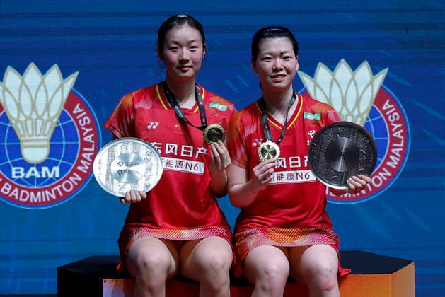 Perodua Malaysia Masters 2026 in Kuala Lumpur - 24 May 2026 Luo Xu Min (R) and Chen Fan Shu Tian of China pose with their medals on the podium at the medal ceremony after winning the Women s Doubles final against Sayaka Hirota and Ayako Sakuramoto of Japan during the Perodua Malaysia Masters 2026 at Unifi Arena. Luo Xu Min and Chen Fan Shu Tian won with scores; 21 25 : 16 23 Kuala Lumpur Malaysia Copyright: xWongxFokxLoyx xSOPAxImagesx 20260524_PDM_3485 copy