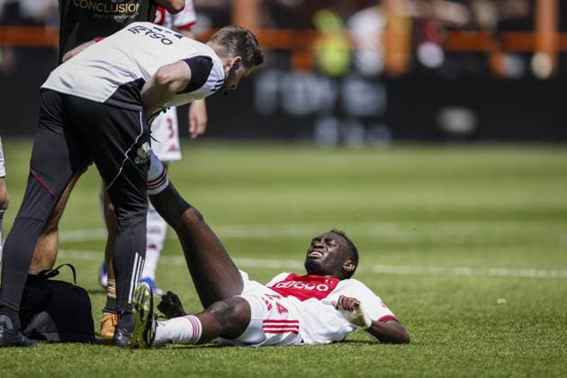 VOLENDAM - Jorthy Mokio of AFC Ajax injured on the ground during the Conference League play-off final match between AFC Ajax and FC Utrecht at the Kras Stadium on 24 May 2026 in Volendam, the Netherlands. MAURICE VAN STEEN ANP Play-offs Conference League - FINAL 2025-2026 xVIxANPxSportx xxANPxIVx 559229574 originalFilename: 559229574.jpg