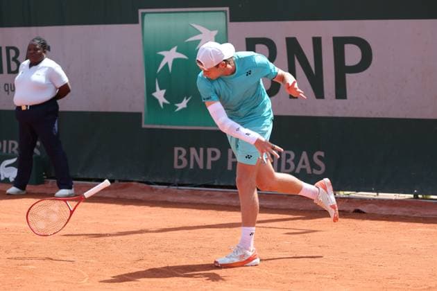 Belgian Zizou Bergs reacts during a first round match in the men s singles between Czech Machak and Belgian at the Roland Garros French Open tennis tournament, in Paris, France, Sunday 24 May 2026. This year s tournament takes place from 18 May to 07 June. VIRGINIExLEFOUR  x174916011x
