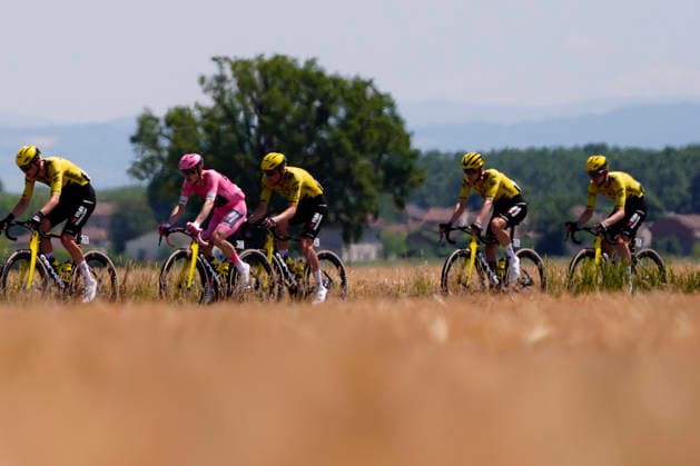 The pink jersey Denmark™s Jonas Vingegaard Hansen of Team Visma Lease A Bike during Stage 15 of the Giro d™Italia, from Voghera to Milano, Italy, Sunday, May 24, 2026.  Copyright: xx
