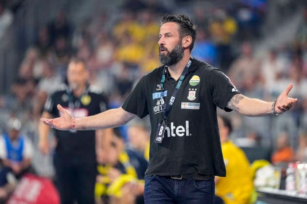 Bennet Wiegert coach, head coach, SCM , gives instructions, gestures, gesturing with arms, single picture, single photo, action, action, 24 05 2026, Mannheim Germany , Handball, Bundesliga, Rhein Neckar Löwen SC Magdeburg xozx