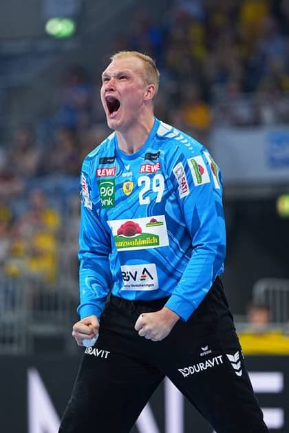 David Späth 29, Goal, Rhein Neckar Löwen raises his fists in the air after a saved ball and roars his jubilation The goalkeeper in the blue kit shows pure emotion in the SAP Arena during the DAIKIN HBL match against SC Magdeburg Goalkeeper David Späth 29, Rhein Neckar Löwen cheers in the SAP Arena Copyright: xspeedshotx