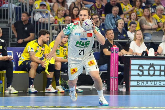 24 05 2026, xgox, Handball Daikin HBL Rhein Neckar Löwen SC Magdeburg emspor, v l Albin Lagergren Magdeburg, 21 am Ball, plays the ball Mannheim
