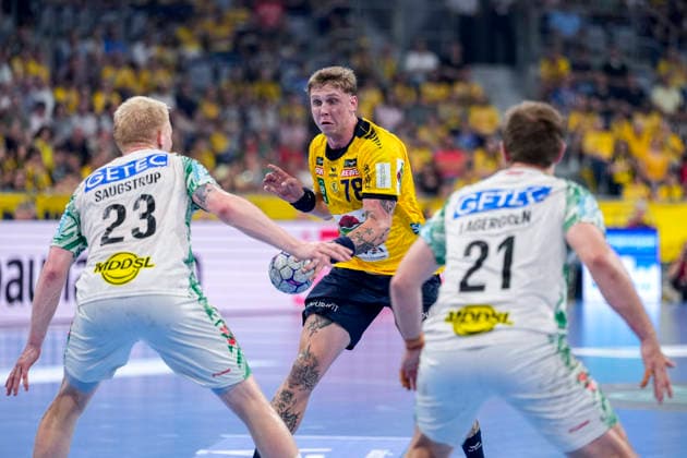 from left Magnus Saugstrup SCM, 23 , Edwin Aspenbäck RNL, 78 , Albin Lagergren SCM, 21 , duel, duel, tackle, tackling, dynamics, action, action, 24 05 2026, Mannheim Germany , Handball, Bundesliga, Rhein Neckar Löwen SC Magdeburg xozx