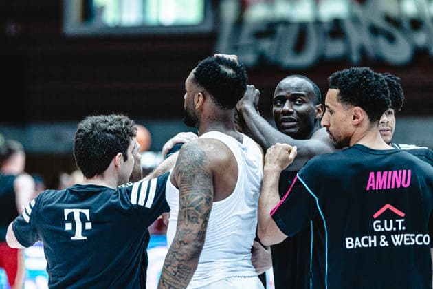 easyCredit Basketball Bundesliga, 4 Playoff Quarterfinals Fitness First Baskets Würzburg vs Telekom Baskets Bonn, 24 05 2026 Huddle before the game easyCredit Basketball Bundesliga, 4 Playoff Quarterfinals Fitness First Baskets Würzburg vs Telekom Baskets Bonn, 24 05 2026, Tectake Arena Würzburg Copyright: xBEAUTIFULxSPORTS Derixx
