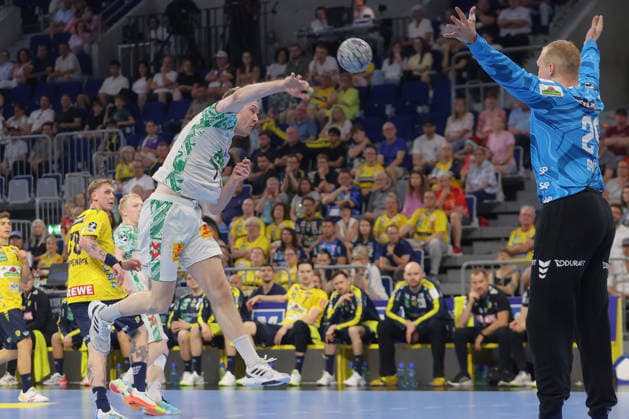 24 05 2026, xtgx, Handball, Daikin HBL, Rhein Neckar Löwen SC Magdeburg v l Felix Claar Magdeburg, 7 wirft Tor, Torschuetze, erzielt Tor, Treffer, scores the goal Mannheim
