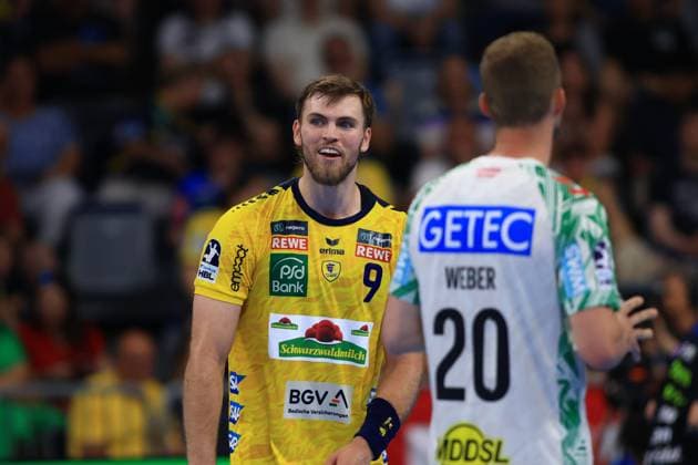 Steven Plucnar Jacobsen 9, Rhein Neckar Löwen stands smiling opposite Philipp Weber 20, SC Magdeburg in the SAP Arena Both players stand close to each other during a break in play Steven Plucnar Jacobsen 9 Rhein Neckar Löwen in a duel with Philipp Weber Copyright: xspeedshotx