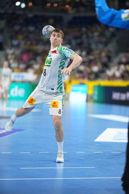 Manuel Zehnder 8 SC Magdeburg jumps up in the SAP Arena and prepares a throw, the ball is level with his face In the background you can see the packed stands of the SAP Arena Manuel Zehnder 8 SC Magdeburg preparing to throw in the SAP Arena Copyright: xspeedshotx