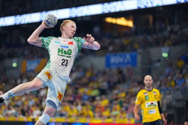 Magnus Saugstrup 23 SC Magdeburg jumps off and throws the ball in the SAP Arena during the game against the Rhein Neckar Löwen In the background is a player of the Rhein Neckar Löwen with the number 11 Magnus Saugstrup 23 SC Magdeburg during a jump shot in the SAP Arena Copyright: xspeedshotx