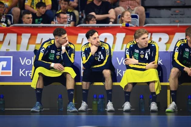 Sebastian Heymann 13 , Patrick Groetzki 24 and Elias Ciudad Benitez 41 sit thoughtfully on the substitutes bench of the Rhein Neckar Löwen in the SAP Arena The three players watch the game against SC Magdeburg in the DAIKIN HBL with concentration Sebastian Heymann, Patrick Groetzki and Elias Ciudad Benitez Rhein Neckar Löwen on the bench Copyright: xspeedshotx