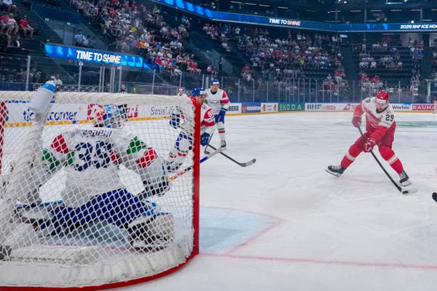 FRIBOURG, SWITZERLAND MAY 24 Mikkel Aagaard of Denmark R against goalkeeper Davide Fadani of Italy L during the 2026 IIHF Ice Hockey World Championship Switzerland game between Denmark and Italy at BCF Arena on May 24, 2026 in Fribourg, Fribourg Fribourg BCF Arena Fribourg Switzerland Copyright: xJustPictures.ch JarixPestelaccix jp-en-EuSpIm-JP6_JAR_Denmark_Italy_24May2026_00006