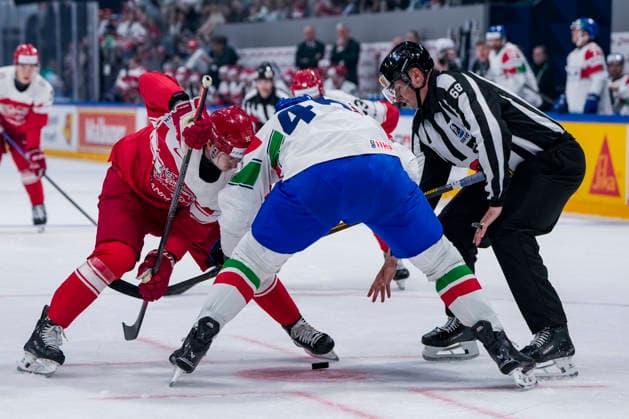 FRIBOURG, SWITZERLAND MAY 24 Nick Olesen of Denmark L against Ivan Deluca of Italy C during the 2026 IIHF Ice Hockey World Championship Switzerland game between Denmark and Italy at BCF Arena on May 24, 2026 in Fribourg, Fribourg Fribourg BCF Arena Fribourg Switzerland Copyright: xJustPictures.ch JarixPestelaccix jp-en-EuSpIm-JP6_JAR_Denmark_Italy_24May2026_00031