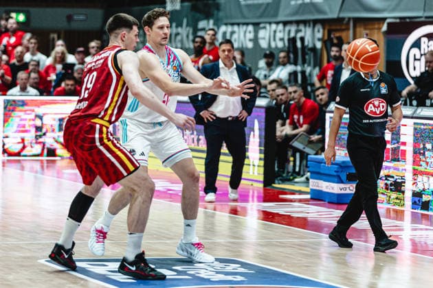easyCredit Basketball Bundesliga, 4 Playoff Quarterfinals Fitness First Baskets Würzburg vs Telekom Baskets Bonn, 24 05 2026 Patrick Heckmann Telekom Baskets Bonn 33 and Christian Skladanowski Würzburg 19 easyCredit Basketball Bundesliga, 4 Playoff Quarterfinals Fitness First Baskets Würzburg vs Telekom Baskets Bonn, 24 05 2026, Tectake Arena Würzburg Copyright: xBEAUTIFULxSPORTS Derixx