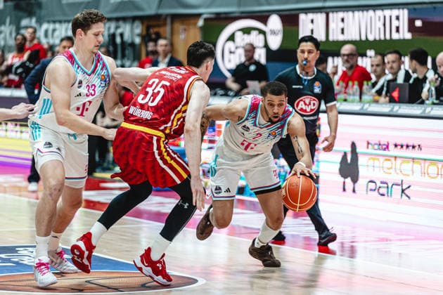 easyCredit Basketball Bundesliga, 4 Playoff Quarterfinals Fitness First Baskets Würzburg vs Telekom Baskets Bonn, 24 05 2026 Alijah Comithier Telekom Baskets Bonn 2 vs Alen Pjanic Würzburg 35 easyCredit Basketball Bundesliga, 4 Playoff Quarterfinals Fitness First Baskets Würzburg vs Telekom Baskets Bonn, 24 05 2026, Tectake Arena Würzburg Copyright: xBEAUTIFULxSPORTS Derixx
