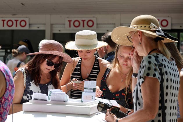 24 05 2026, Hoppegarten, Brandenburg, GER Women with hats betting at Hoppegarten racecourse 260524D701HOPPEGARTEN JPG