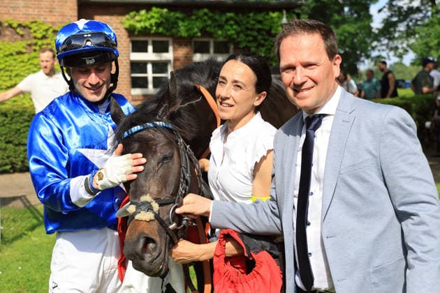 24 05 2026, Hoppegarten, Brandenburg, GER Gua Lipa with Andrea Ricupa and trainer Andreas Suborics after winning the Diana Trial Galopprennbahn Hoppegarten 260524D722HOPPEGARTEN JPG