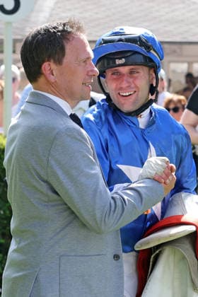 24 05 2026, Hoppegarten, Brandenburg, GER Trainer Andreas Suborics congratulates jockey Andrea Ricupa after the victory with Gua Lipa in the Diana Trial Galopprennbahn Hoppegarten 260524D724HOPPEGARTEN JPG