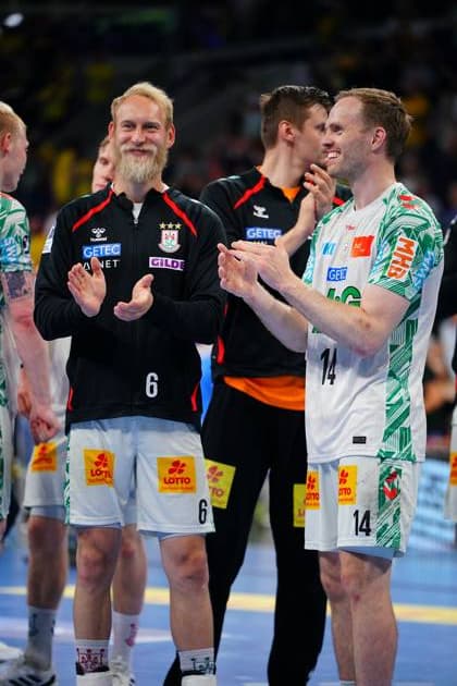 Matthias Musche 6 in a black training jacket and Omar Ingi Magnusson 14 in a white SC Magdeburg shirt clap with a smile in the SAP Arena Both stand on the pitch and appear relaxed Matthias Musche 6 SC Magdeburg and Omar Ingi Magnusson 14 SC Magdeburg applaud Copyright: xspeedshotx