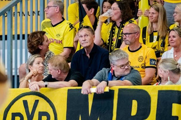Blomberg, 24 05 2026, Handball, Women, Alsco Handball Bundesliga, Playoff, Final Game 2, 2025 2026 HSG Blomberg Lippe BVB Borussia Dortmund Hans Joachim Watzke in front of the partier in the stands Blomberg Sporthalle an der Ulmenallee NRW Germany