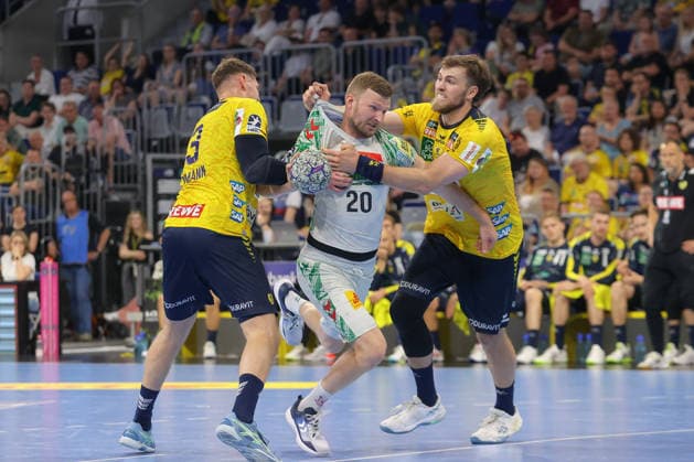 24 05 2026, xtgx, Handball, Daikin HBL, Rhein Neckar Löwen SC Magdeburg v l Sebastian Heymann Rhein Neckar Loewen, 13 , Philipp Weber Magdeburg, 20 , Steven Plucnar Jacobsen Rhein Neckar Loewen, 9 duel, duel, fight, tackle Mannheim