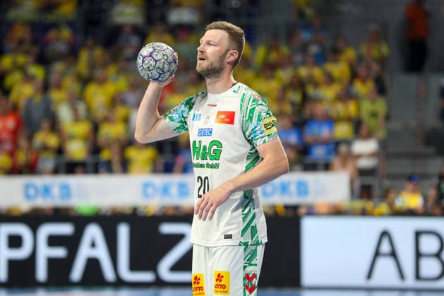 24 05 2026, xgox, Handball Daikin HBL Rhein Neckar Löwen SC Magdeburg emspor, v l Philipp Weber Magdeburg, 20 am Ball, plays the ball Mannheim