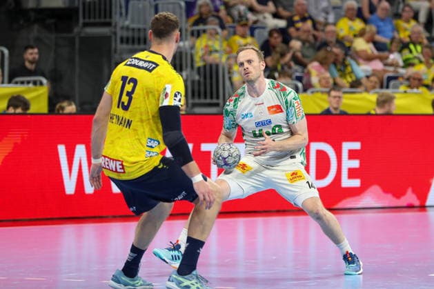 24 05 2026, xgox, Handball Daikin HBL Rhein Neckar Löwen SC Magdeburg emspor, v l Sebastian Heymann Rhein Neckar Loewen, 13 , Omar Ingi Magnusson Magdeburg, 14 duel, duel, fight, tackle Mannheim