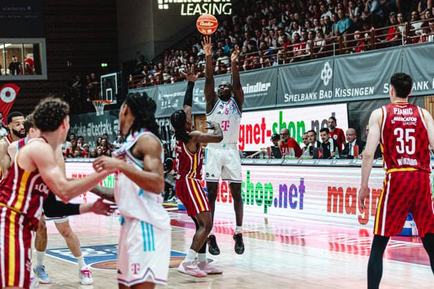 easyCredit Basketball Bundesliga, 4 Playoff Quarterfinals Fitness First Baskets Würzburg vs Telekom Baskets Bonn, 24 05 2026 Tylan Birts Telekom Baskets Bonn 5 with the three-pointer against Marcus Carr Würzburg 5 easyCredit Basketball Bundesliga, 4 Playoff Quarterfinals Fitness First Baskets Würzburg vs Telekom Baskets Bonn, 24 05 2026, Tectake Arena Würzburg Copyright: xBEAUTIFULxSPORTS Derixx