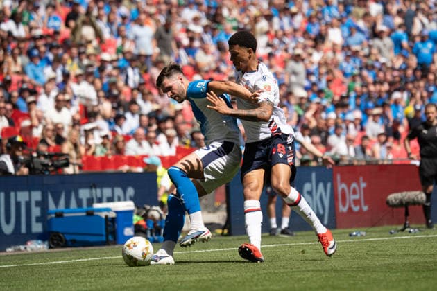Ethan Pye (L) holding off Mason Burstow (R) during, Bolton Wanderers vs Stockport County at Wembley Stadium in London, United Kingdom (Photo by Elliot Legg Sports Press Photo) Copyright: xElliotxLegg SportsxPressxPhotox Sportspressphoto_153995