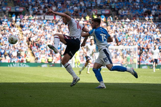 Sam Dalby (L) beating Ethan Pye (R) to the ball during, Bolton Wanderers vs Stockport County at Wembley Stadium in London, United Kingdom (Photo by Elliot Legg Sports Press Photo) Copyright: xElliotxLegg SportsxPressxPhotox Sportspressphoto_154008