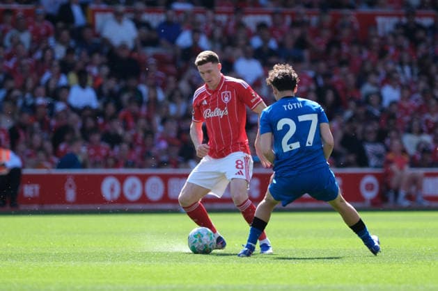NOTTINGHAM, ENGLAND - May 24 : Elliot Anderson of Nottingham Forest under pressure from Alex Toth of Bournemouth during the Premier league football match between Nottingham Forest and Bournemouth at the City Ground on May 24, 2026 in Nottingham, England. Copyright: xPaulxBonserx xSportsxPressxPhotox Sportspressphoto_154017
