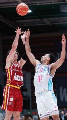 In the picture from left Brae Ivey Wuerzburg Baskets, 11 with the three-pointer against Joel Aminu Telekom Baskets Bonn, 21 24 05 2026, Basketball, Fitness First Wuerzburg Baskets vs Telekom Baskets Bonn, easyCredit BBL Playoffs, 4 Quarterfinals, Germany, 97072, tectake Arena Wuerzburg, Copyright: HMBxMedia xJulienxBecker