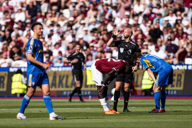 24th May 2026; London Stadium, London, England; Premier League Football, West Ham United versus Leeds United; Referee Anthony Taylor signals for a water break for the players due to the heat GodfreyxPitt