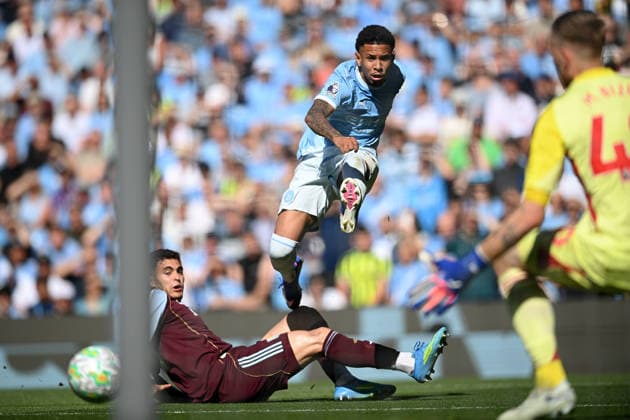 Manchester City v Aston Villa, Premier League Savio of Manchester City takes a shot during the Manchester City v Aston Villa Premier League match at the Etihad Stadium, Manchester, England on 24 May 2026 Credit: Ben Roberts Every Second Media Editorial use only. All images are copyright Every Second Media Limited. No images may be reproduced without prior permission. All rights reserved. Premier League and Football League images are subject to licensing agreements with Football DataCo Limited. see https: www.football-dataco.com Copyright: xIMAGO EveryxSecondxMediax ESM-2008-0017 BenxRobertsx xEveryxSecondxMediax