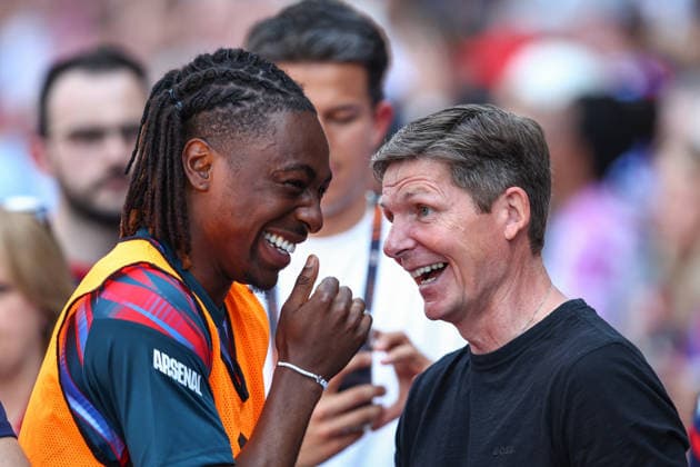 Premier League: Crystal Palace v Arsenal LONDON, UK - 24th May 2026: Crystal Palace manager Oliver Glasner talks with Eberechi Eze of Arsenal ahead of the Premier League match between Crystal Palace FC and Arsenal FC at Selhurst Park London Selhurst Park England United Kingdom Copyright: xCraigxMercerx xPeakxActionxPhotosx