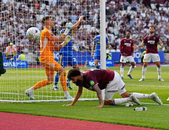 Pablo of West Ham United puts a shot into the side netting West Ham United v Leeds United, Premier League, Football, London Stadium, London, UK - 24 May 2026London London Stadium United Kingdom EDITORIAL USE ONLY No use with unauthorised audio, video, data, fixture lists, club league logos or live services. Online in-match use limited to 120 images, no video emulation. No use in betting, games or single club league player publications.  Copyright: xAlanxWalter Shutterstockx 16889881aa