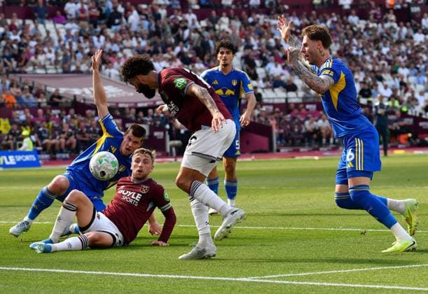 Pablo and Jarrod Bowen of West Ham United put pressure on the Leeds United defence West Ham United v Leeds United, Premier League, Football, London Stadium, London, UK - 24 May 2026London London Stadium United Kingdom EDITORIAL USE ONLY No use with unauthorised audio, video, data, fixture lists, club league logos or live services. Online in-match use limited to 120 images, no video emulation. No use in betting, games or single club league player publications.  Copyright: xAlanxWalter Shutterstockx 16889881y