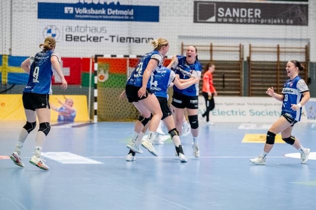 Blomberg, 24 05 2026, Handball, Women, Alsco Handball Bundesliga, Playoff, Final game 2, 2025 2026 HSG Blomberg Lippe BVB Borussia Dortmund Boundless jubilation among the players from Blomberg Blomberg Sporthalle an der Ulmenallee NRW Germany
