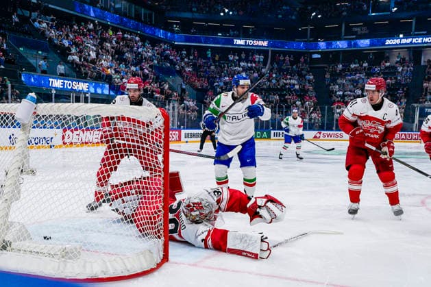 FRIBOURG, SWITZERLAND MAY 24 goalkeeper Mads Sogaard of Denmark can™t saves during the 2026 IIHF Ice Hockey World Championship Switzerland game between Denmark and Italy at BCF Arena on May 24, 2026 in Fribourg, Fribourg Fribourg BCF Arena Fribourg Switzerland Copyright: xJustPictures.ch JarixPestelaccix jp-en-EuSpIm-JP6_JAR_Denmark_Italy_24May2026_00051