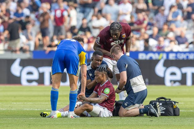 West Ham United v Leeds United, Premier League, Football, London Stadium, London, UK - 24 May 2026 Crysencio Summerville of West Ham United (7) is attended to by medical staff on the pitch after he clashed heads with Ethan Ampadu of Leeds United (4) London London Stadium Stratford GBR, UK NEWSPAPERS OUT Copyright: xEllixBirchx