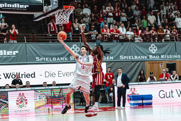 easyCredit Basketball Bundesliga, 4 Playoff Quarterfinals Fitness First Baskets Würzburg vs Telekom Baskets Bonn, 24 05 2026 Grayson Murphy Telekom Baskets Bonn 7 scores against Marcus Carr Würzburg 5 easyCredit Basketball Bundesliga, 4 Playoff Quarterfinals Fitness First Baskets Würzburg vs Telekom Baskets Bonn, 24 05 2026, Tectake Arena Würzburg Copyright: xBEAUTIFULxSPORTS Derixx