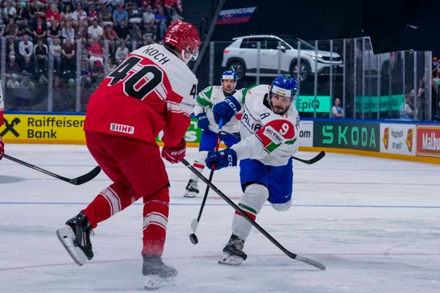 FRIBOURG, SWITZERLAND MAY 24 Daniel Mantenuto of Italy R in action during the 2026 IIHF Ice Hockey World Championship Switzerland game between Denmark and Italy at BCF Arena on May 24, 2026 in Fribourg, Fribourg Fribourg BCF Arena Fribourg Switzerland Copyright: xJustPictures.ch JarixPestelaccix jp-en-EuSpIm-JP6_JAR_Denmark_Italy_24May2026_00075